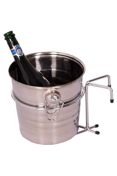 Ein Edelstahleimer mit einer grünen Weinflasche darin, montiert auf einem Metallständer mit schwarzen Spitzen an den Beinen.