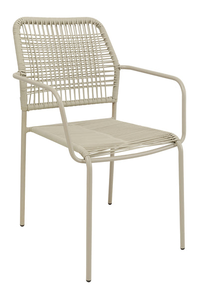 Ein beiger Metallstuhl mit geflochtener Rückenlehne und Sitzfläche, schlanken Beinen und Armlehnen.