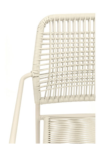 Nahaufnahme eines weißen Stuhls mit Metallrahmen und geflochtener Rattan-Rückenlehne und -Sitzfläche, fotografiert vor einem schlichten weißen Hintergrund.