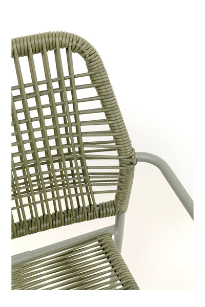 Nahaufnahme eines modernen Stuhls mit Sitz und Rückenlehne aus grünem geflochtenem Rattan und einem Metallrahmen vor einem schlichten weißen Hintergrund.