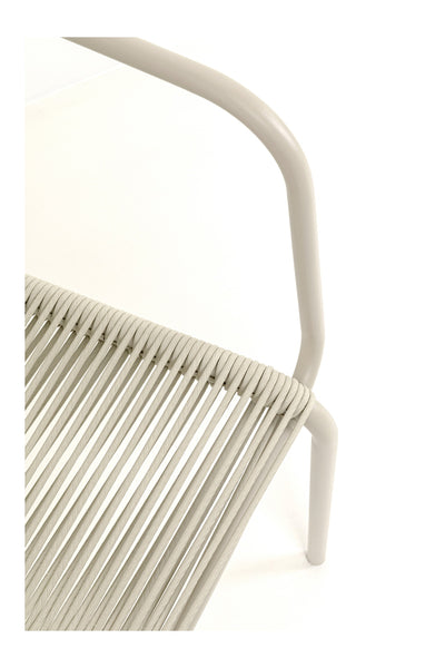 Nahaufnahme eines modernen Stuhls mit weißem Metallgestell und eng geflochtenem Sitz aus parallelen Schnüren vor einem schlichten weißen Hintergrund.