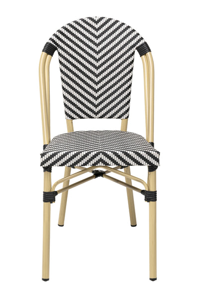 Ein Stuhl im Bistro-Stil mit einem gewebten schwarz-weißen Chevron-Muster auf Sitz und Rückenlehne und hellen, bambusartigen Beinen und Rahmen.