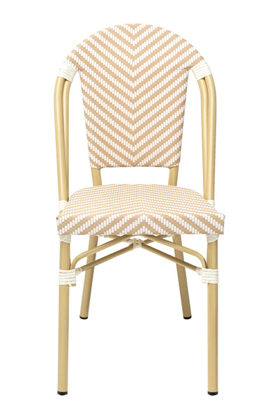 Ein beige-weißer Flechtstuhl mit abgerundeter Rückenlehne und vier Metallbeinen, mit einem Chevron-Muster auf der Rückenlehne und einem Gittermuster auf der Sitzfläche.
