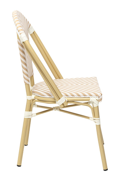Ein Rattanstuhl mit geflochtener Sitzfläche und Rückenlehne in Beige und Weiß, von der Seite vor weißem Hintergrund dargestellt.