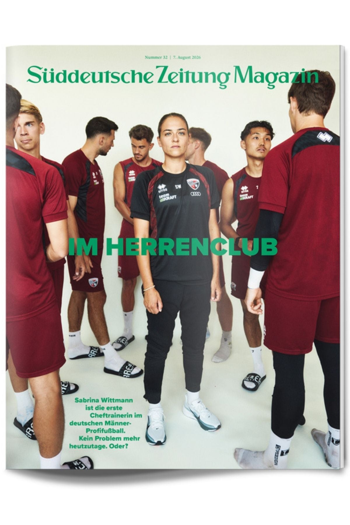Auf dem Titelblatt des „Süddeutschen Zeitungsmagazins“ steht eine Frau in Sportkleidung selbstbewusst inmitten einer Gruppe männlicher Sportler, die alle einheitliche Trikots tragen.