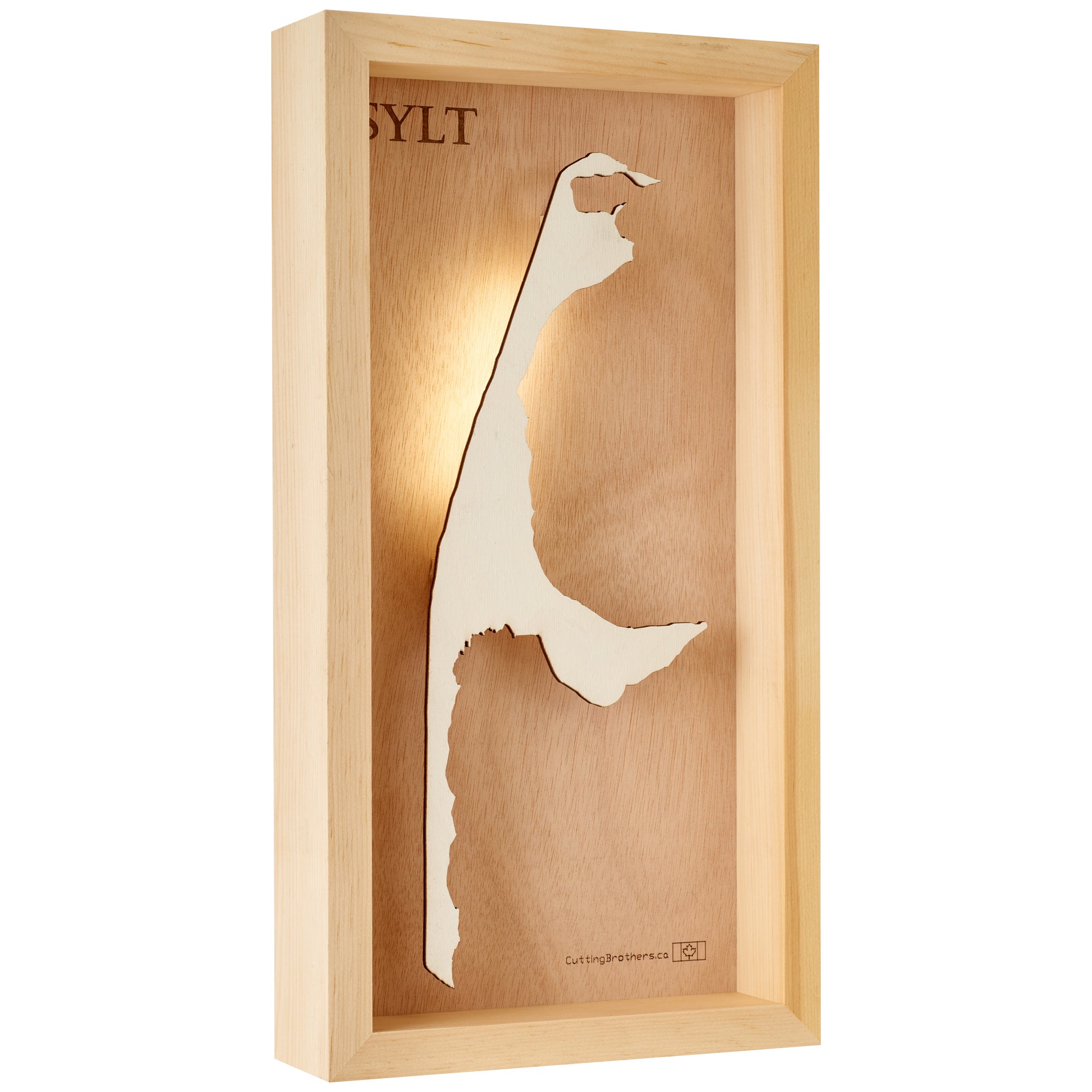 Gerahmtes Kunstwerk aus Holz mit einer weißen Silhouettenkarte der Insel Sylt auf einem natürlichen Holzhintergrund.