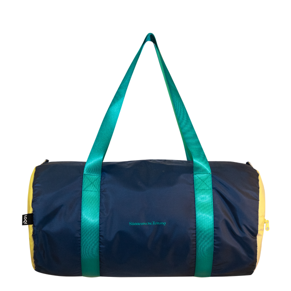 Tasche Weekender blau und  an den beiden Seiten gelb mit grünen Henkeln und Logo Süddeutsche Zeitung