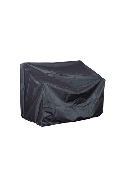 Eine schwarze Schutzhülle wird über einen rechteckigen Gegenstand, wahrscheinlich Möbel oder Geräte für den Außenbereich, vor einem schlichten weißen Hintergrund drapiert.