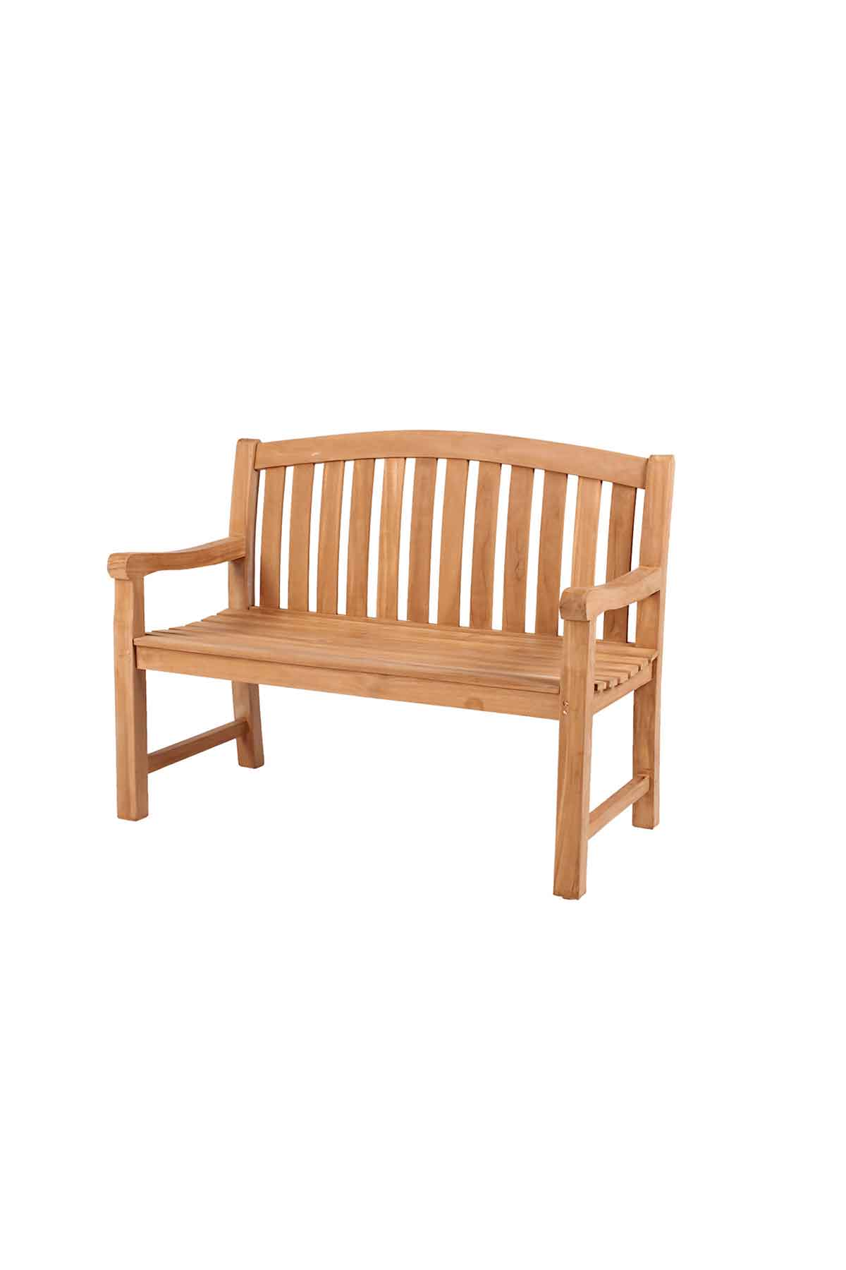 Holzbank für den Außenbereich mit gelatteter Rückenlehne und Sitzfläche, zwei Armlehnen und einem einfachen, robusten Design.