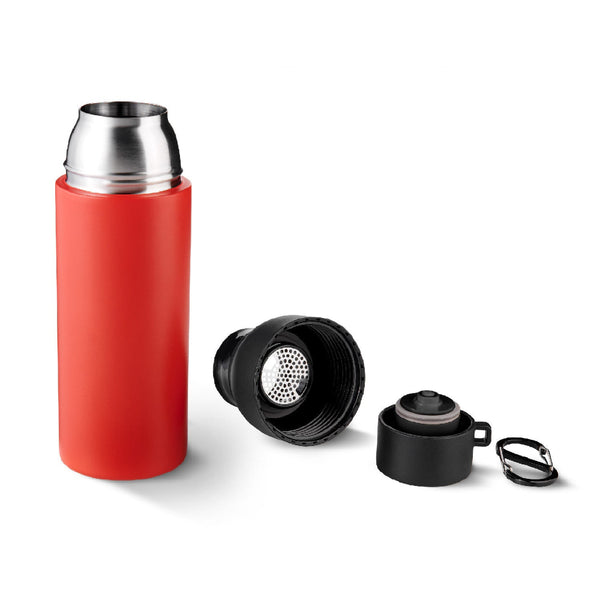 Eine rote Thermoskanne mit ihrem Deckel, einer Infusionskomponente und einer schwarzen Kappe, die separat auf einem weißen Hintergrund platziert sind.
