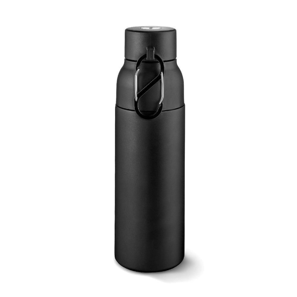 Eine schwarze Wasserflasche aus rostfreiem Stahl mit Schraubdeckel und angebrachtem Karabiner, aufrecht stehend auf weißem Hintergrund.