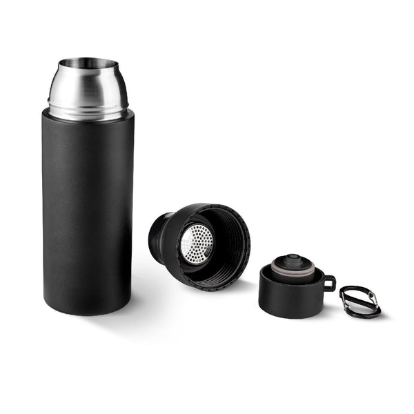 Eine schwarze Thermoskanne ist mit ihrem Deckel, einem Sieb und einer Klammerbefestigung getrennt und daneben auf einem weißen Hintergrund abgebildet.