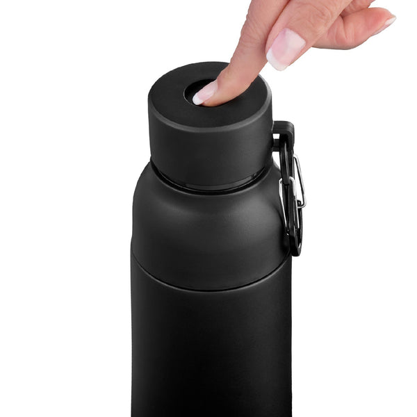 Eine Hand drückt einen Knopf auf dem Deckel einer schwarzen isolierten Wasserflasche, an der ein Metallclip befestigt ist.
