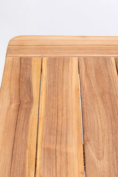 Nahaufnahme einer Holzoberfläche mit vertikalen Lamellen und einer hellen natürlichen Oberfläche.