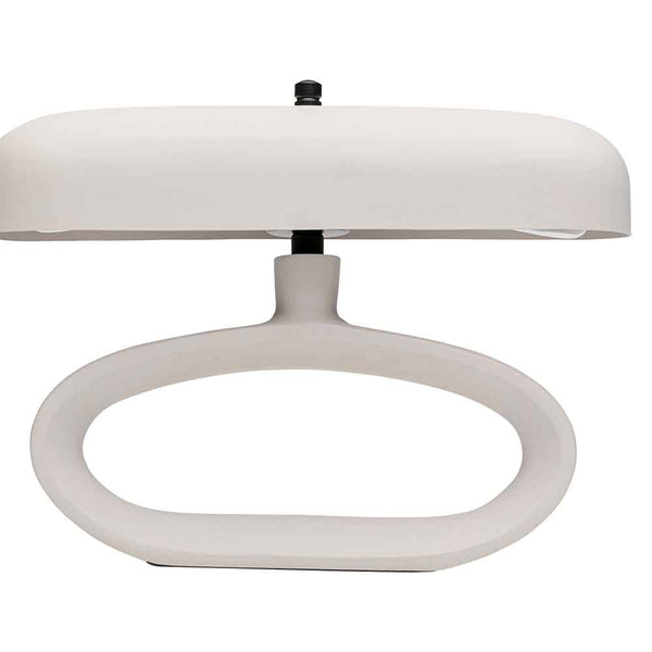 Eine moderne Tischleuchte mit einem ovalen Sockel und einem passenden ovalen Schirm, beide in mattem Off-White gehalten.