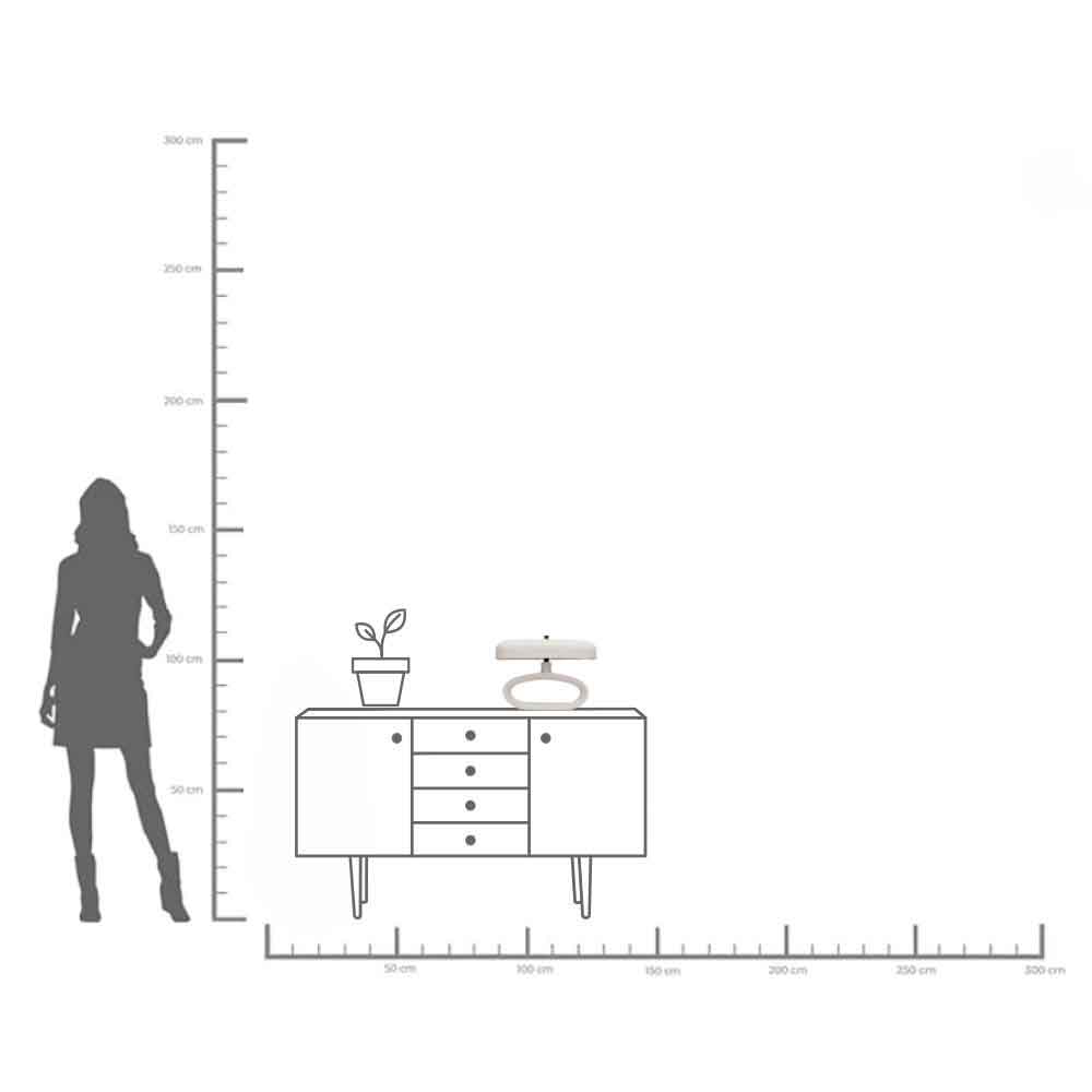 Eine maßstabsgetreue Illustration, die die Silhouette einer Person neben einem Sideboard mit einer Pflanze und Dekoration darauf zeigt, mit Höhen- und Breitenangaben in Zentimetern.