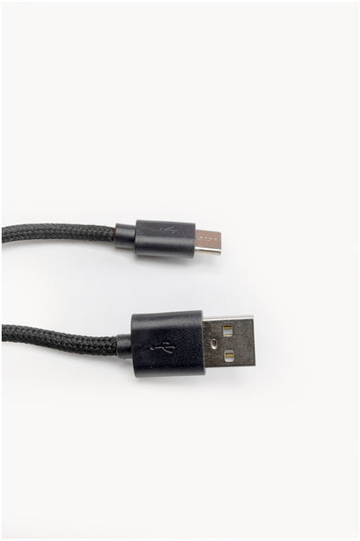 Schwarzes geflochtenes USB-A-auf-USB-C-Kabel vor einem schlichten weißen Hintergrund.