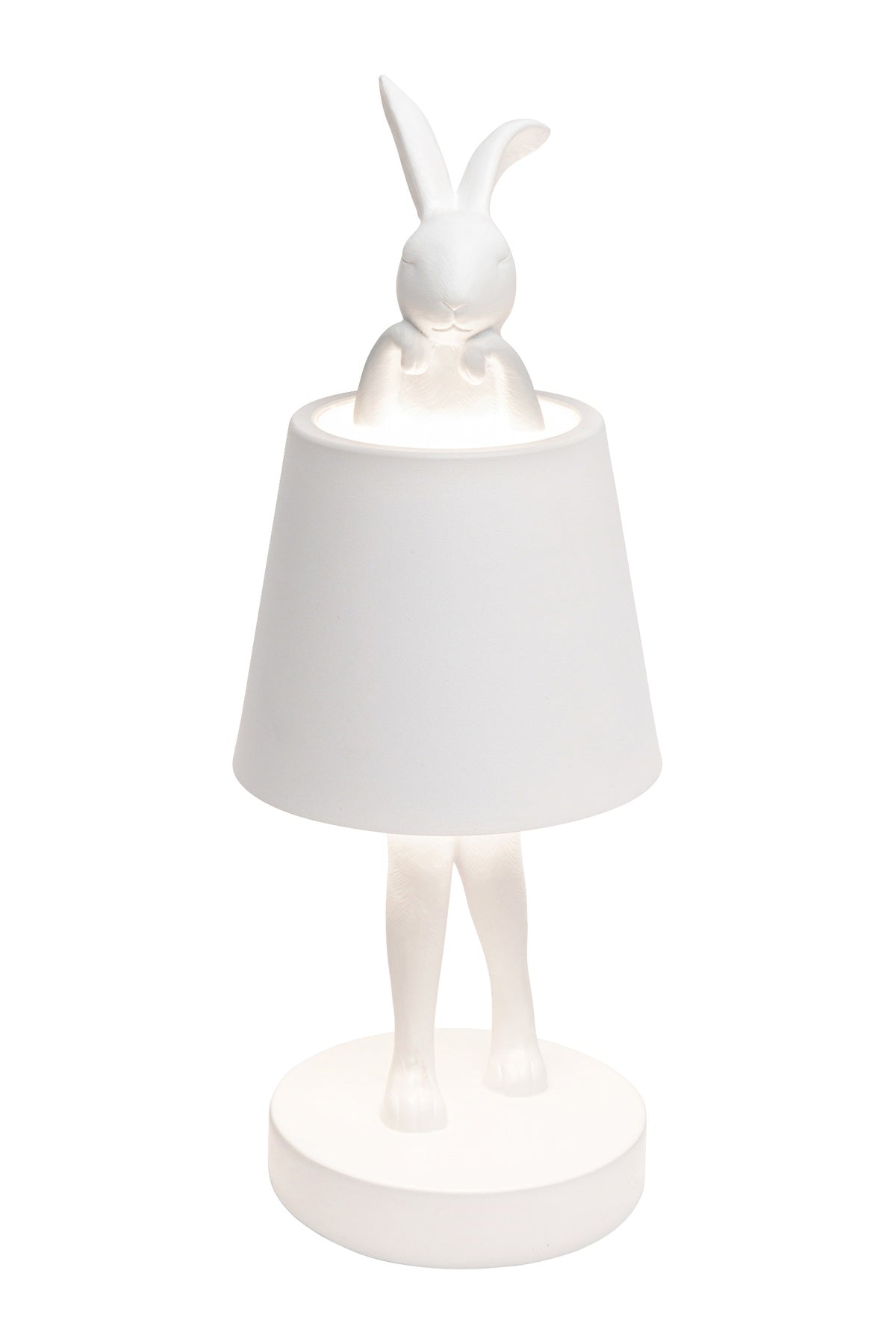 Weiße Tischlampe mit einer Hasenfigur, bei der der Lampenschirm den Oberkörper bedeckt und Kopf und Beine des Hasen sichtbar sind.