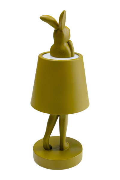 Eine Lampe, die einem Kaninchen nachempfunden ist, wobei der Schirm den Rumpf bedeckt und der Kopf und die Beine des Kaninchens sichtbar sind, alles in einer soliden olivgrünen Farbe.