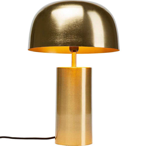 Eine moderne goldene Tischleuchte mit kuppelförmigem Schirm und zylindrischem Sockel, mit sichtbarem schwarzen Stromkabel.