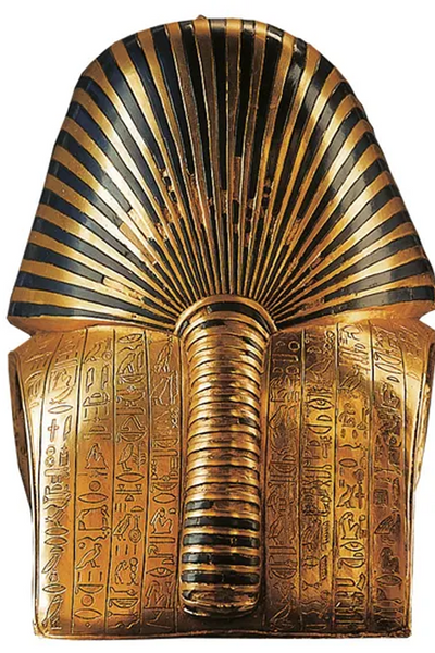 Goldene Totenmaske eines altägyptischen Pharaos, mit blauen und goldenen Streifen verziert und mit Hieroglyphen beschriftet.