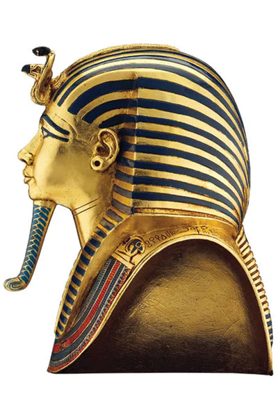 Goldene Maske eines altägyptischen Pharaos von der Seite mit gestreiftem Kopfschmuck, falschem Bart und Kobra- und Geier-Emblemen.