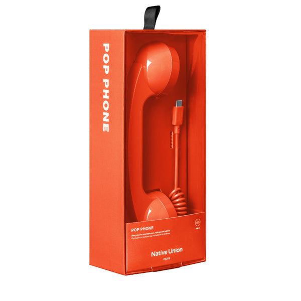 Ein roter Handapparat im Retrostil mit USB-C-Anschluss wird in einer orangefarbenen Verpackung mit der Aufschrift POP PHONE von Native Union präsentiert.