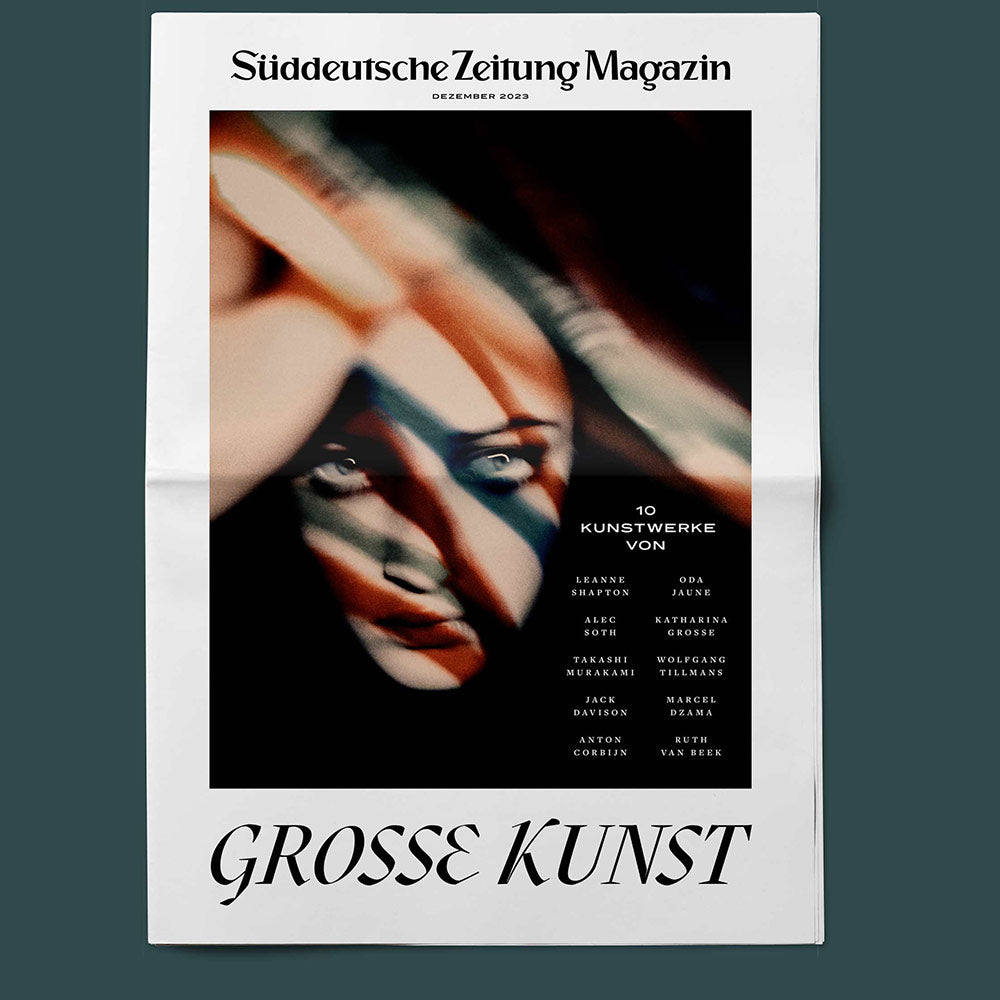 Die Titelseite einer Zeitschrift zeigt ein Frauengesicht mit bunten Lichtmustern und dem Text Grosse Kunst.
