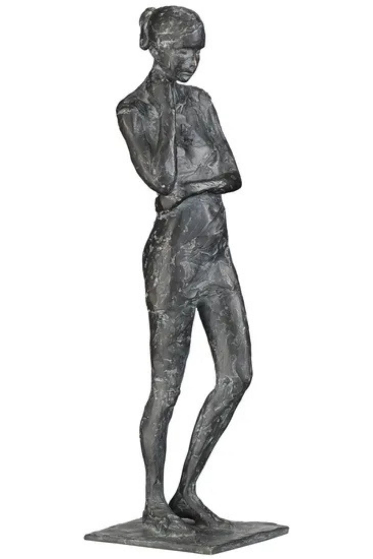 Eine Bronzeskulptur einer stehenden Frau mit verschränkten Armen, wobei eine Hand ihr Kinn berührt; sie steht auf einem rechteckigen Sockel.