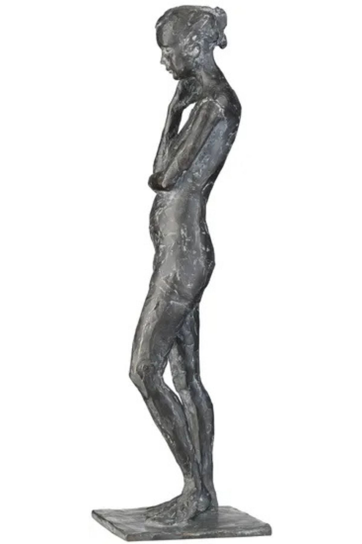 Eine Bronzeskulptur einer stehenden Frau mit verschränkten Armen, wobei eine Hand ihr Kinn berührt; die Skulptur steht auf einem rechteckigen Sockel.