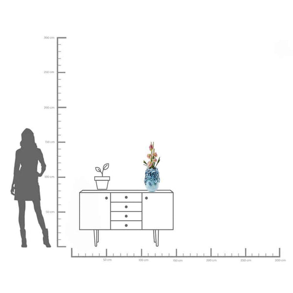 Silhouette einer Frau neben einer Anrichte mit einer Topfpflanze und einer Vase, mit Höhen- und Breitenmaßstab.