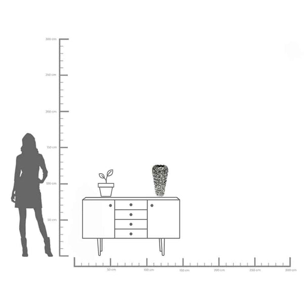 Silhouette einer Frau neben einem Schrank aus der Mitte des Jahrhunderts mit einer Pflanze und einer Vase, dargestellt mit einem Größenmaßstab.