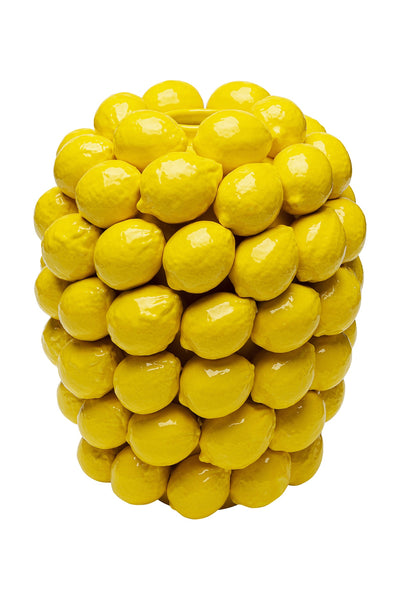 Ein skulpturale Vase, die sich aus mehreren glänzenden, gelben Zitronenformen zusammensetzt, die dicht übereinander gestapelt sind und eine runde, zylindrische Struktur vor einem weißen Hintergrund bilden.