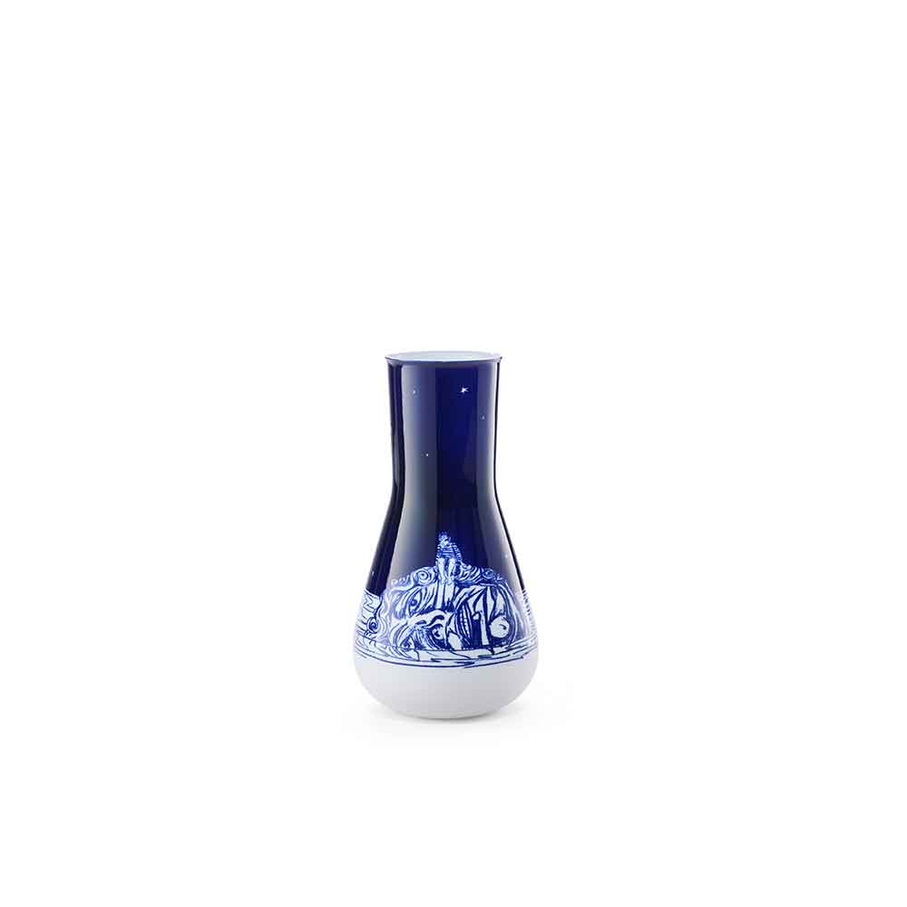 Blau-weiße Keramikvase mit traditionellen Mustern auf der unteren Hälfte, vor weißem Hintergrund.