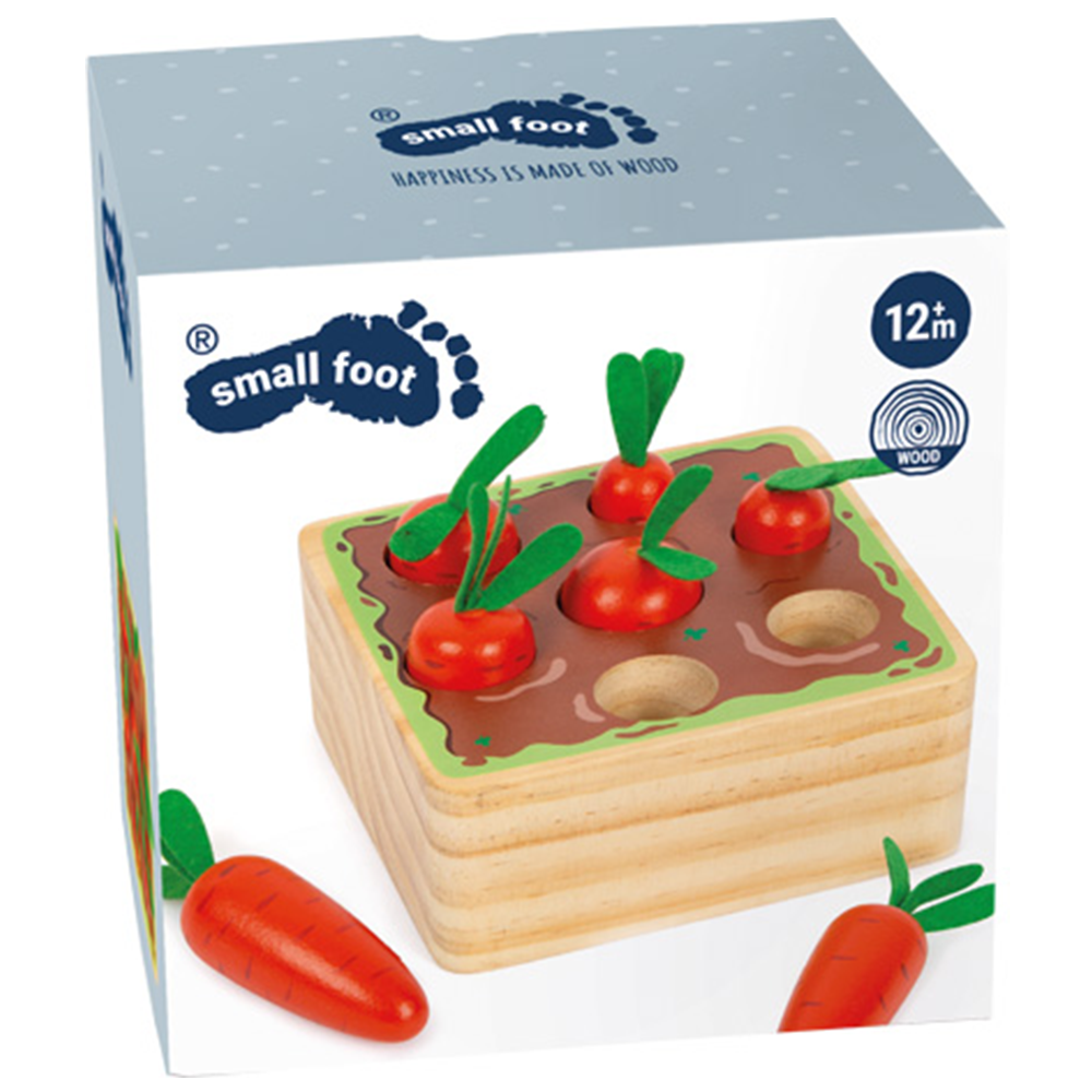 Das Steckspiel Möhren ist ein Karotten-Spielset aus Holz mit Spielzeugkarotten in einem Garten aus Holzklötzen, verpackt in einer Schachtel mit der Aufschrift „small foot“.