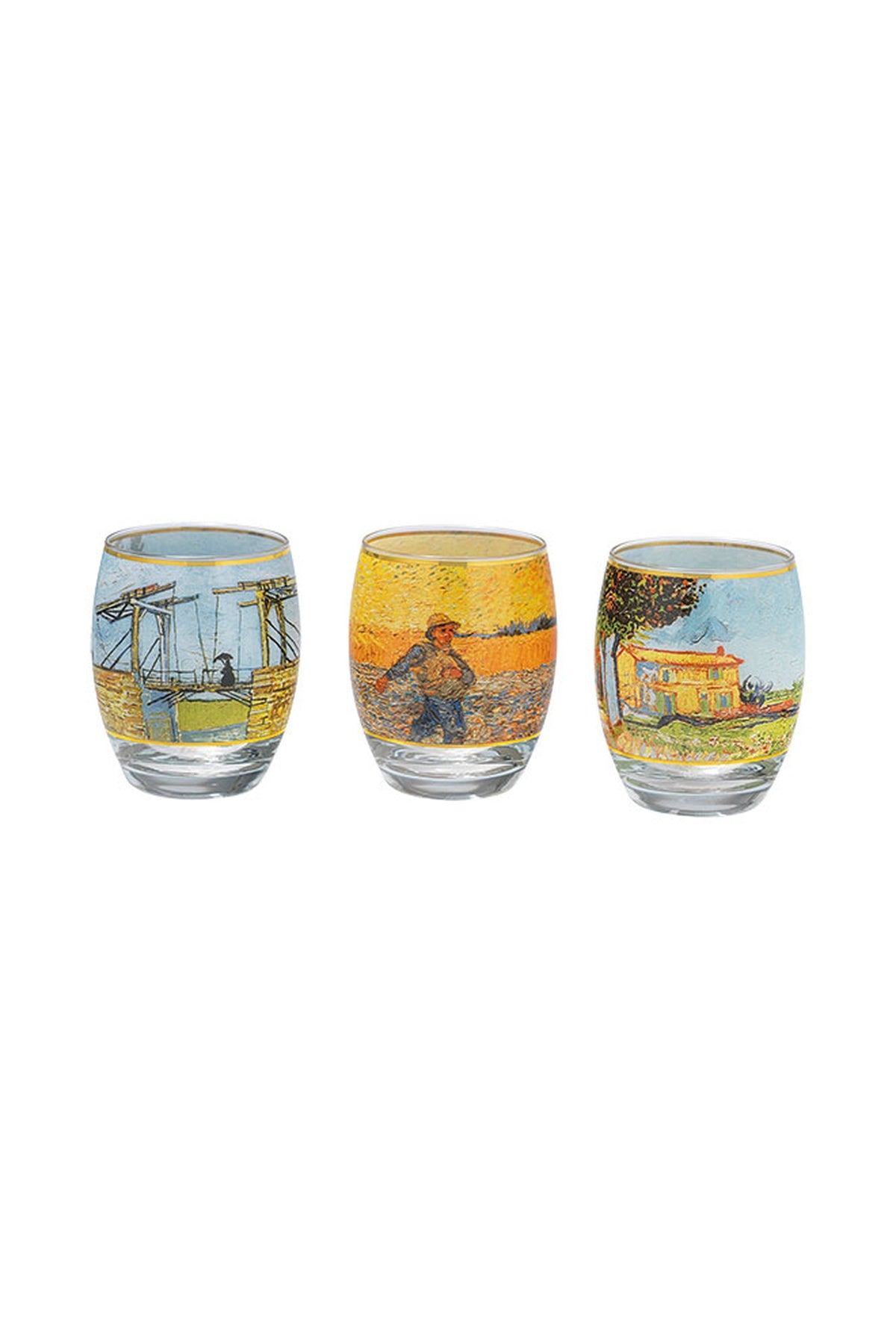 Drei runde Trinkgläser, jedes verziert mit einem anderen Vincent van Gogh-Gemälde mit Landschaften und Figuren, nebeneinander auf weißem Hintergrund.