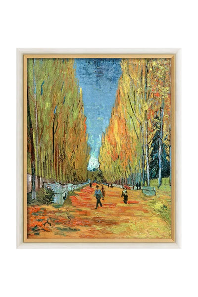 Gemälde eines von Bäumen gesäumten Weges mit Menschen, die unter hohen Herbstbäumen und blauem Himmel spazieren gehen; gerahmt in einem hellen Holzrahmen.