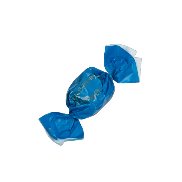 Ein blau eingewickeltes Bonbon mit verdrehten Enden, isoliert auf einem weißen Hintergrund.