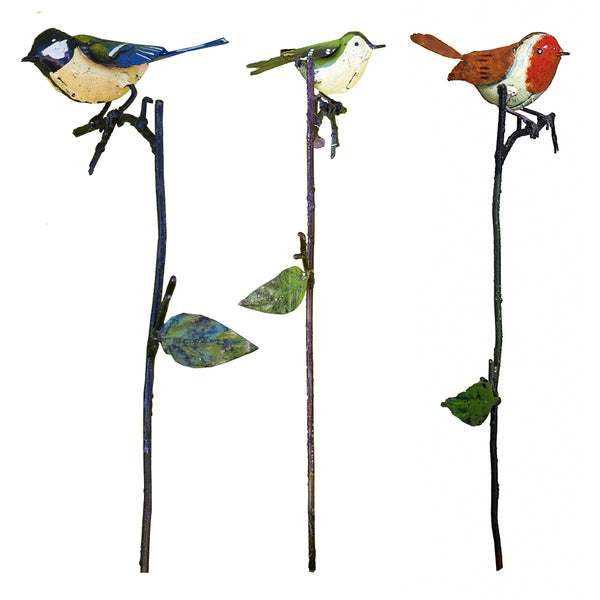 Das 3-teilige Gartenstecker-Set „Vögel“ besteht aus farbenfrohen Vogelskulpturen, die auf dünnen Metallstäben mit grünen Blattakzenten sitzen.