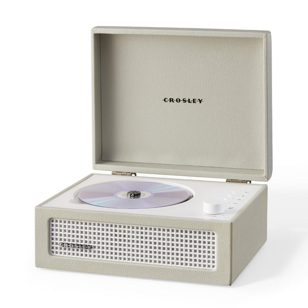 Ein Crosley-CD-Spieler in einem hellgrauen Gehäuse mit geöffnetem Deckel, in dem sich eine CD befindet, und einfachen Bedientasten auf der rechten Seite.