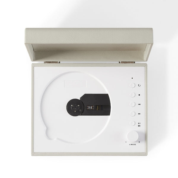 Draufsicht auf einen minimalistischen, modernen CD-Player mit offenem Deckel, weißer Oberfläche und einfachen Bedientasten auf der rechten Seite.