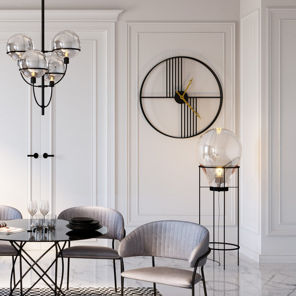 Modernes Esszimmer mit grauen Stühlen, einem runden Tisch, einer großen Wanduhr und modernen Glasleuchten.