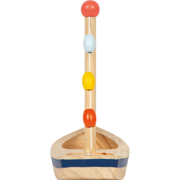 Holzspielzeug-Segelboot mit blauem Sockel und senkrechtem Mast, auf dem fünf bunte Perlen in den Farben Rot, Blau, Gelb und Orange gestapelt sind.