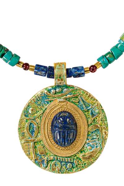 Anhänger der Kette im Detail: In Gold und Blau mit einem altägyptischen Skarabäus.
