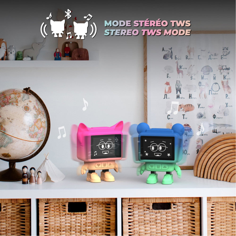 Zwei Spielzeugroboter mit Cartoon-Gesichtern, einer rosa und einer blau, stehen auf einem Regal mit einem Globus und Körben; Musiknoten und der Text MODE STÉRÉO TWS / STEREO TWS MODE sind abgebildet.