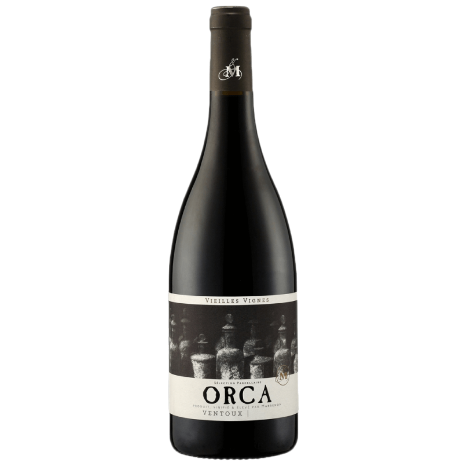 Eine Flasche Rotwein Orca Ventoux mit einem schwarz-weißen Etikett, auf dem alte Weinflaschen abgebildet sind.