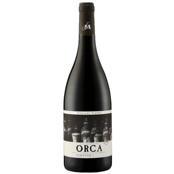 Eine Flasche Rotwein Orca Ventoux mit einem schwarz-weißen Etikett, auf dem alte Weinflaschen abgebildet sind.