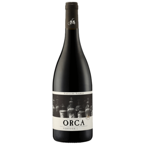 Eine Flasche Rotwein Orca Ventoux mit einem schwarz-weißen Etikett, auf dem alte Weinflaschen abgebildet sind.