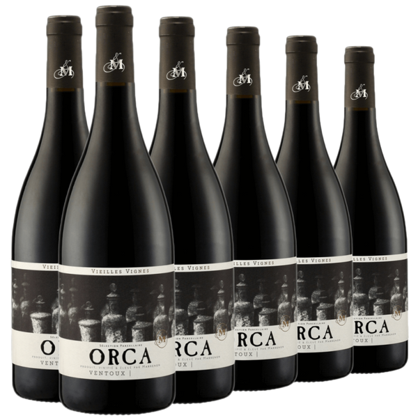 Sechs Flaschen des Rotweins Orca Ventoux mit schwarzen und weißen Etiketten, die in zwei Reihen angeordnet sind.