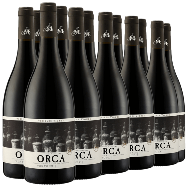 Zwölf Flaschen des Rotweins Orca Ventoux sind in drei Reihen auf einem weißen Hintergrund angeordnet.